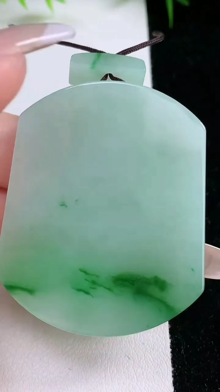 天然A货翡翠无事牌吊坠，尺寸50.4-40.3-5.7，重量:35.47g
1月25日