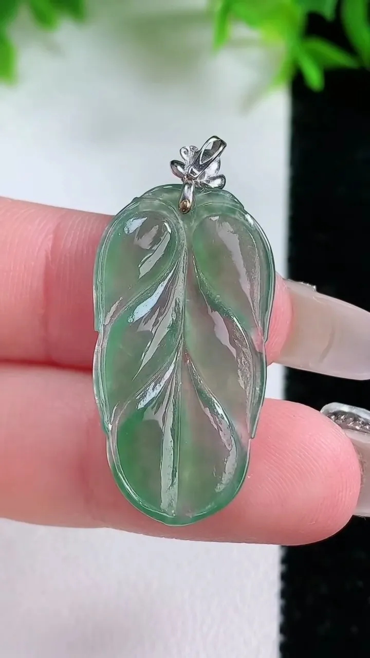 天然A货翡翠金枝玉叶 叶子吊坠，尺寸30-15.6-2.4，重量:2.77g
1月25日