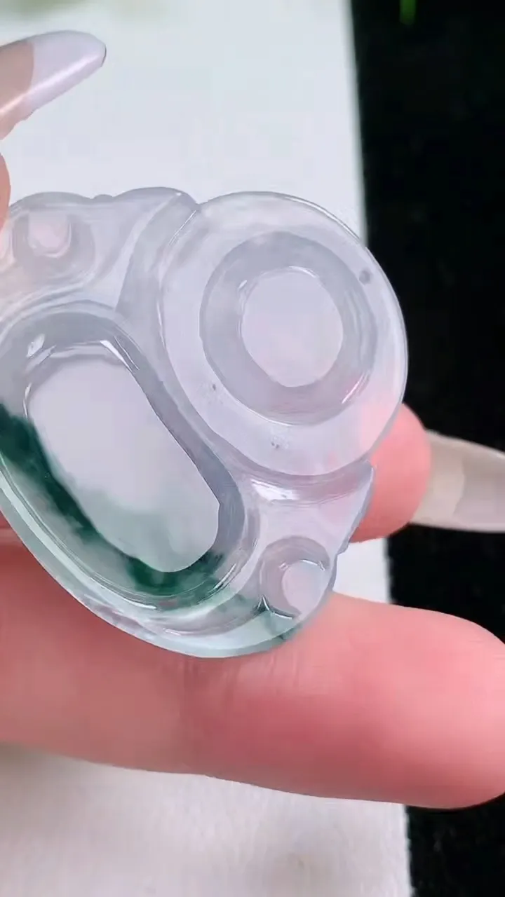 天然A货翡翠冰种飘花佛公吊坠，尺寸32.4-35-6.2，重量:10.82g
1月25日