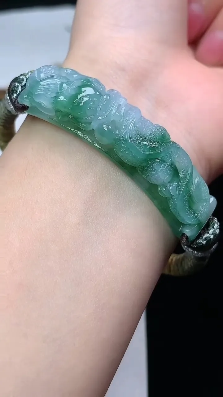 天然A货翡翠龙牌手牌，尺寸54.5-12.4-8.8，重量:26.77g
1月25日