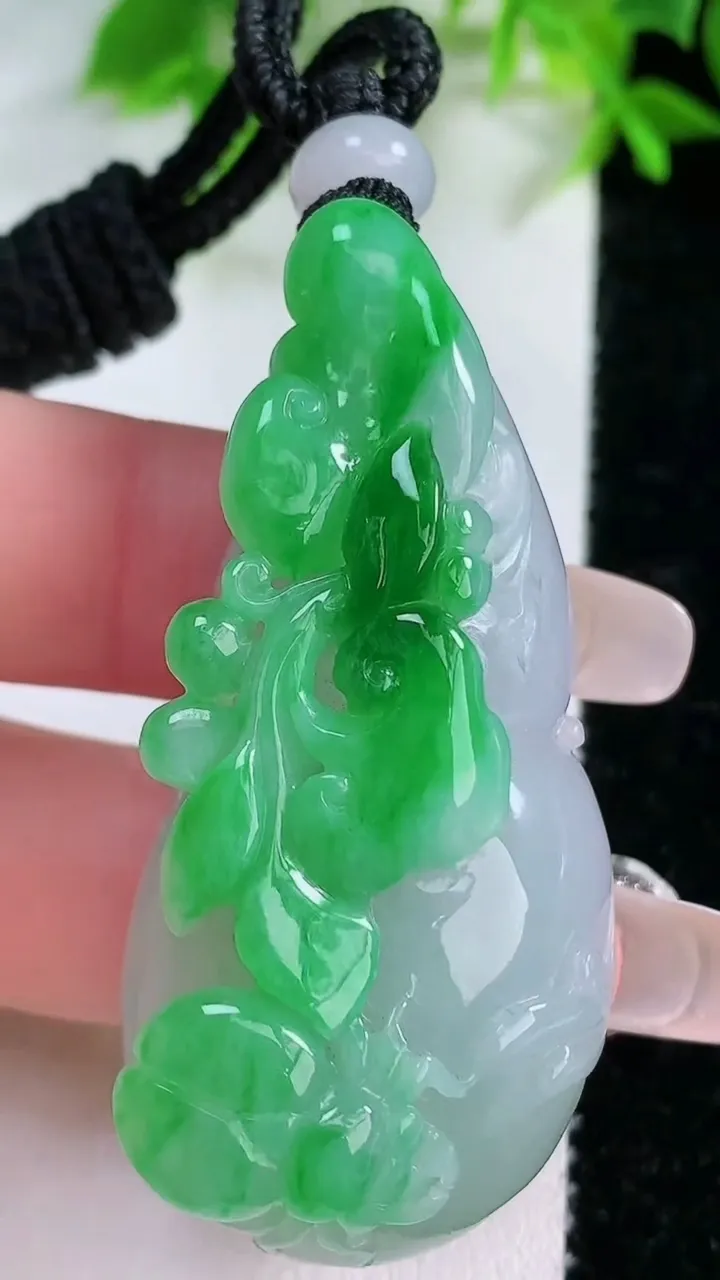 天然A货翡翠葫芦吊坠，尺寸53.5-25-15，重量:35.07g
1月25日