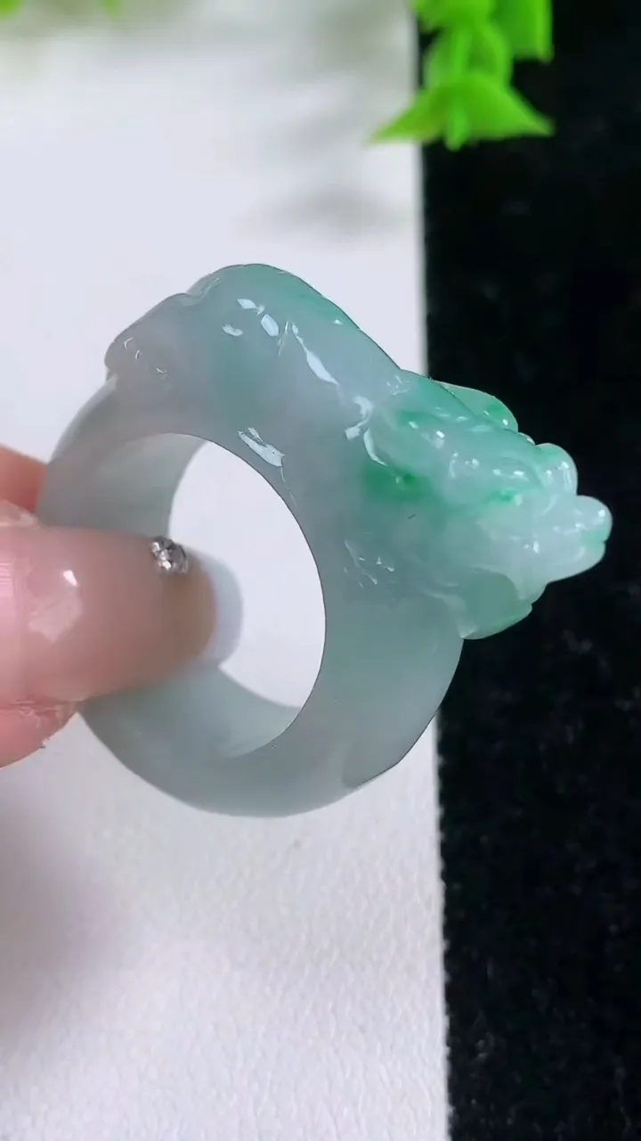 天然A货翡翠貔貅指环扳指，尺寸20.5-11.2-8.4，重:17.62g2026年1月25日
工厂直销收藏佳品,种好水足，色泽均匀，有种有色，上手高大气！