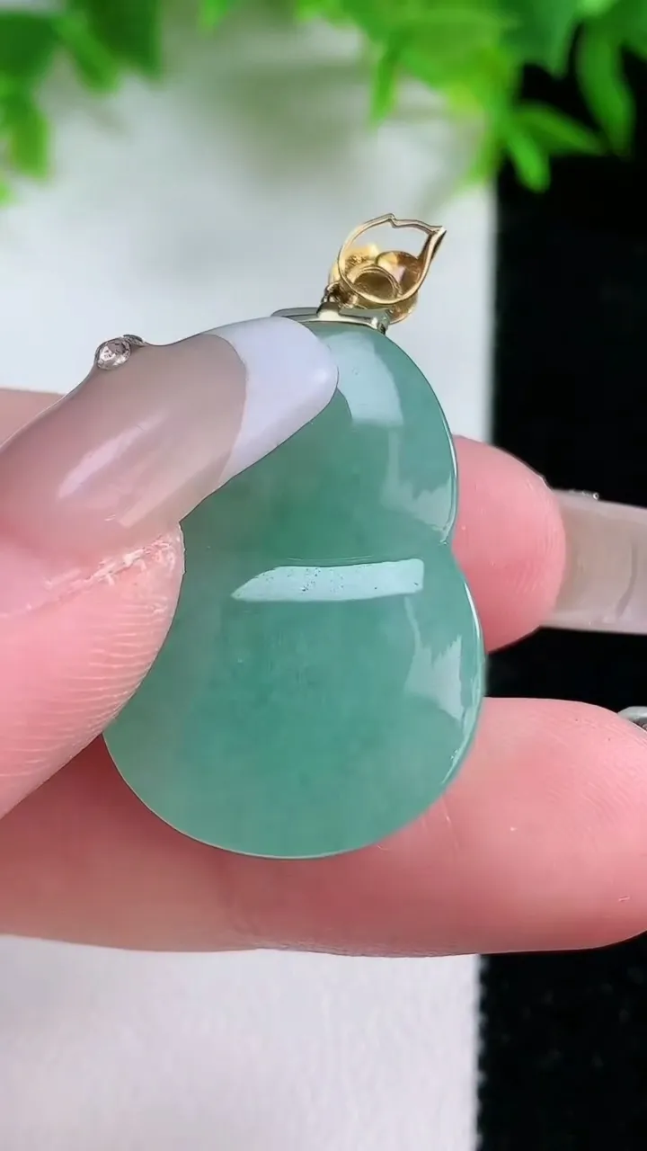 天然A货翡翠葫芦吊坠，尺寸30.2-20-5.4，重量:6.78g
1月25日