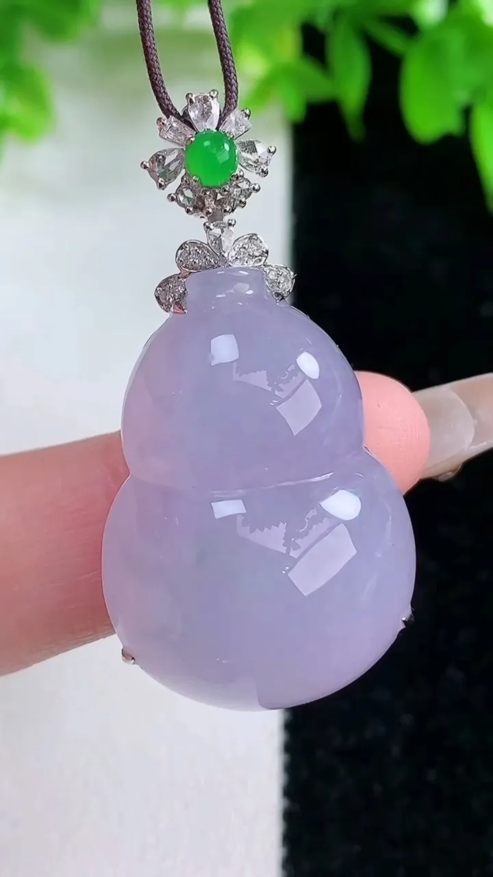 天然A货翡翠18K金紫罗兰葫芦吊坠，尺寸39-27.7-19.8-10.2，重量:10.00g
1月