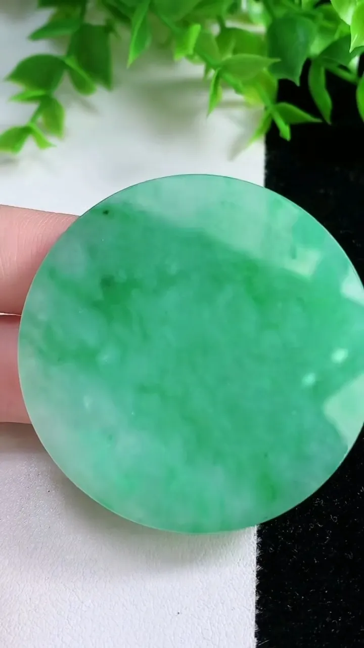 天然A货翡翠无事牌镶嵌件，尺寸50.5-5，重量:36.09g
1月25日