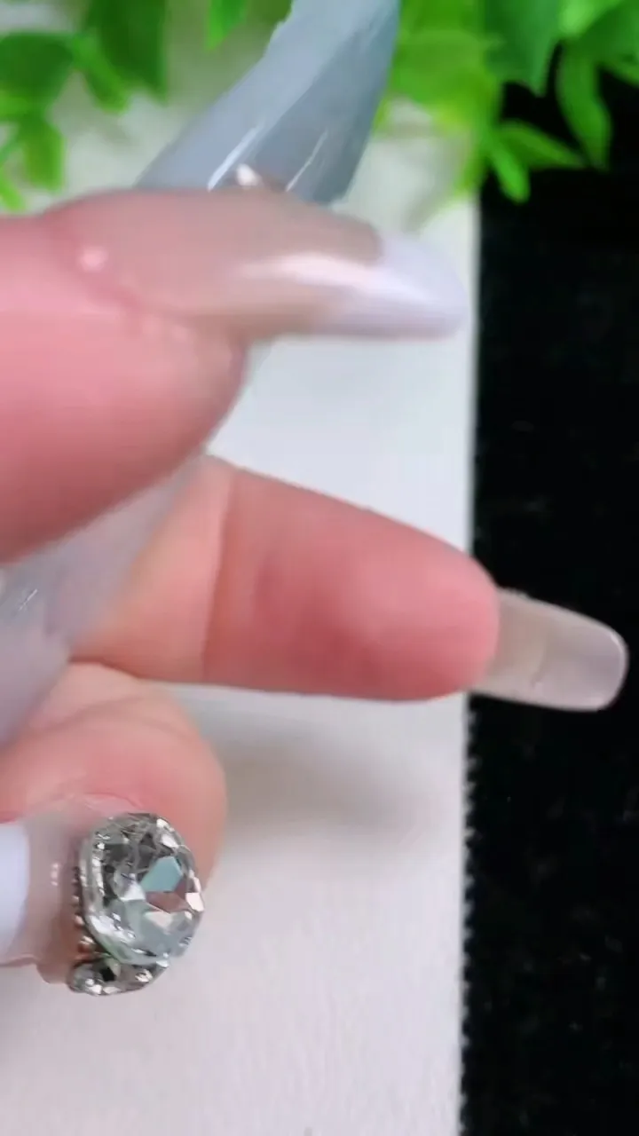 天然A货翡翠种飘花普贤菩萨吊坠，尺寸70-44-5.4，重量:38.70g
1月25日