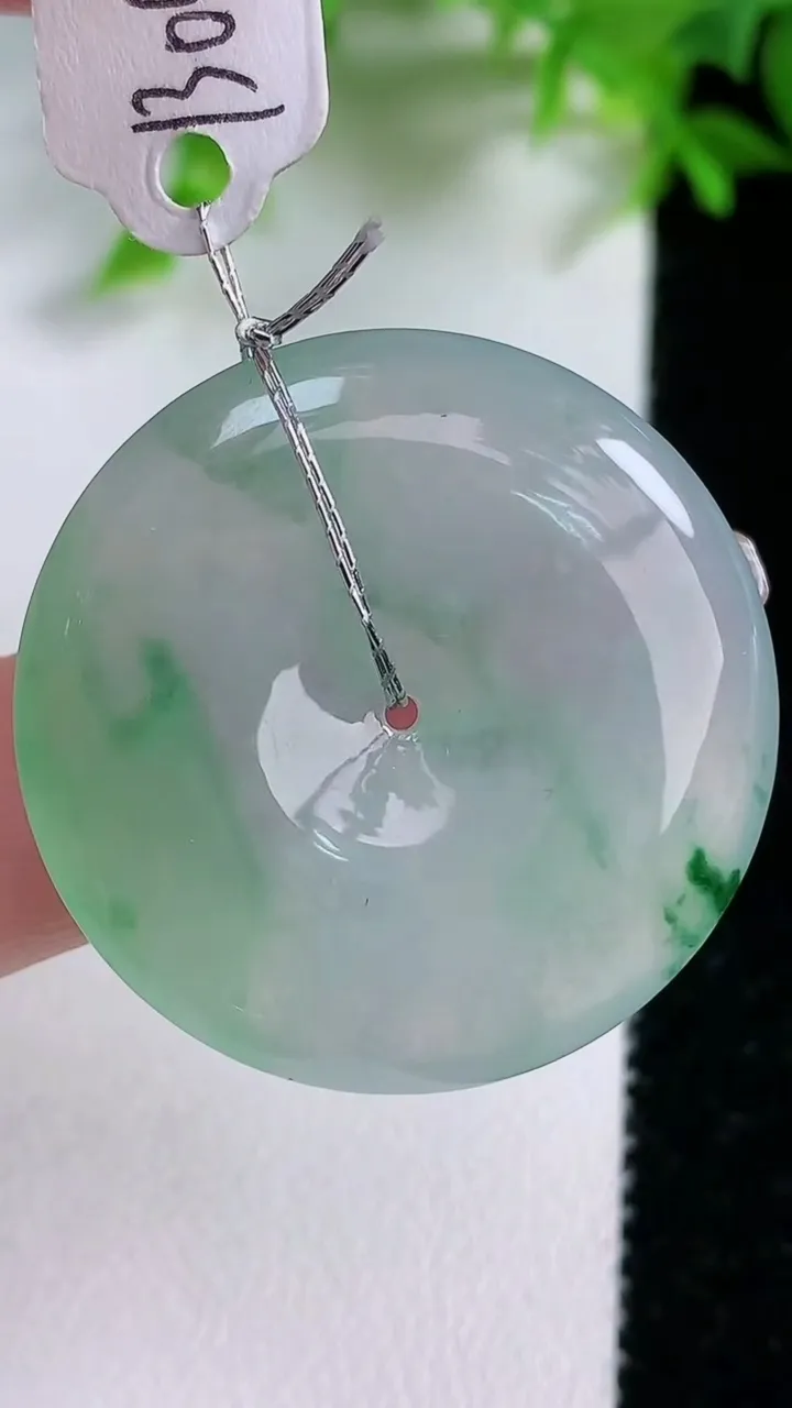 天然A货翡翠平安扣吊坠，尺寸32-5.7，重量:11.99g
1月25日