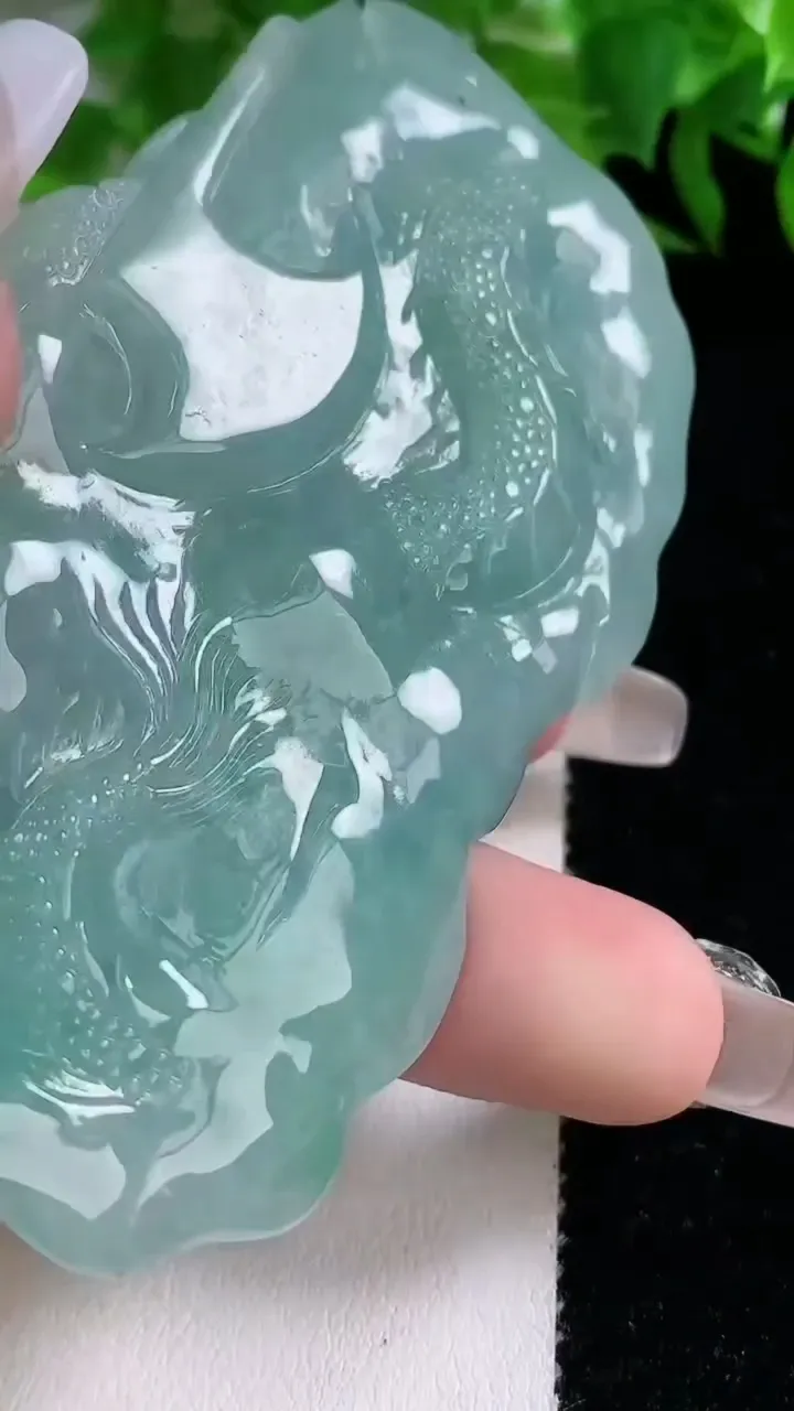 天然A货翡翠龙牌吊坠，尺寸82-43.7-14.3，重量:79.80g
1月25日