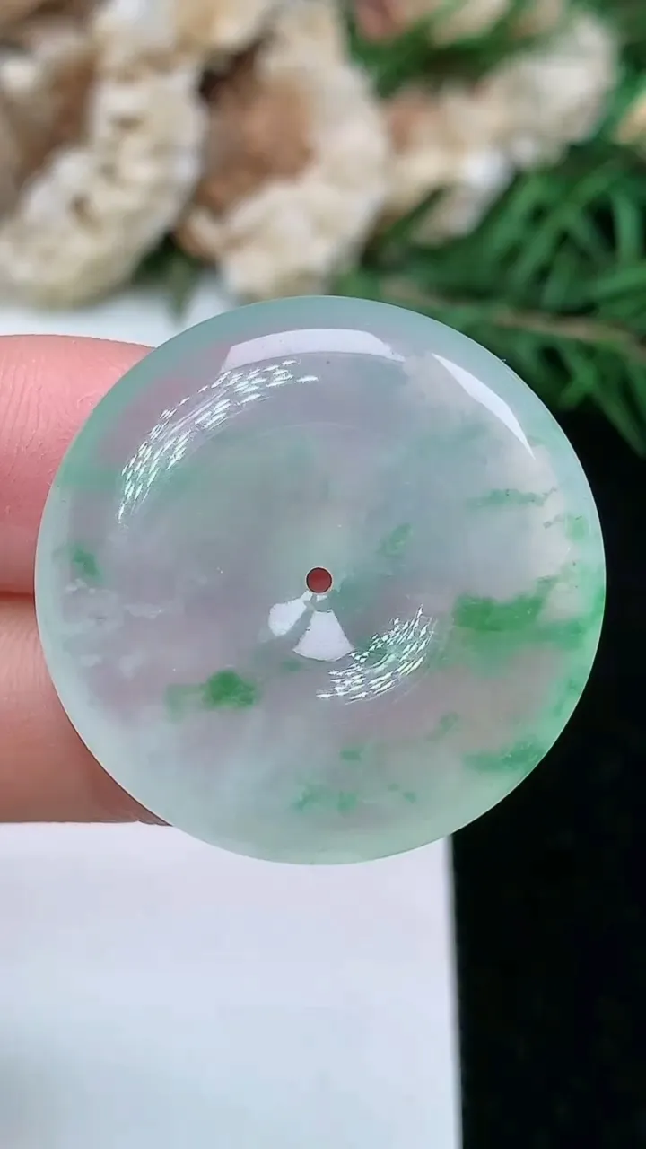 天然A货翡翠平安扣吊坠，尺寸27.7-5.6，重量:9.16g
1月25日