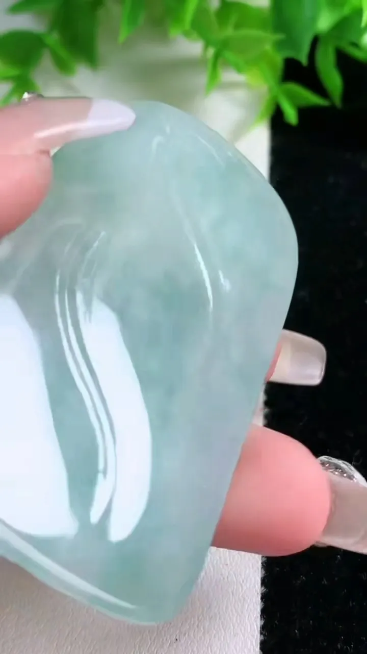 天然A货翡翠大势至菩萨吊坠，尺寸64.7-40.4-5.4，重量:32.15g
1月25日