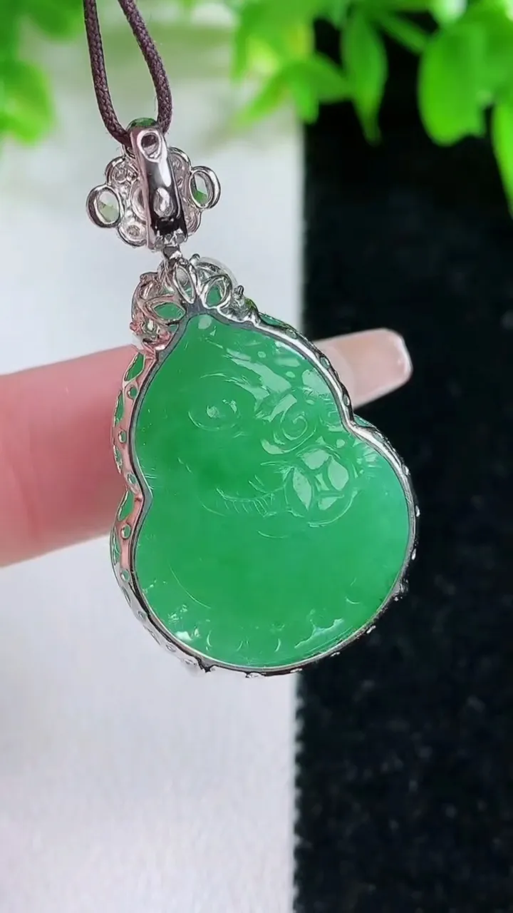 天然A货翡翠葫芦吊坠，尺寸36.4-25-19.6-11.7，重量:10.11g
1月25日