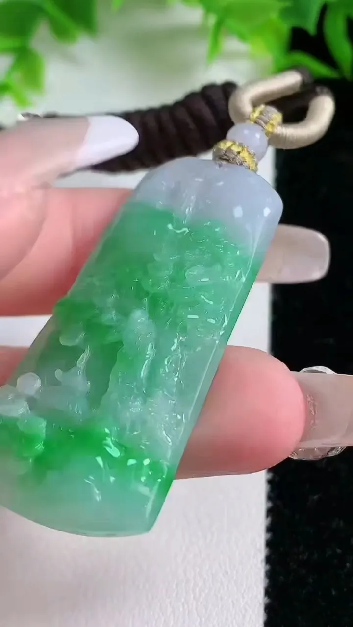 天然A货翡翠山水牌吊坠，尺寸45.7-22.5-5.2，重量:15.09g
1月25日