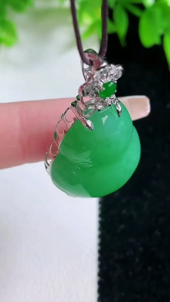 天然A货翡翠葫芦吊坠，尺寸36.4-25-19.6-11.7，重量:10.11g
1月25日