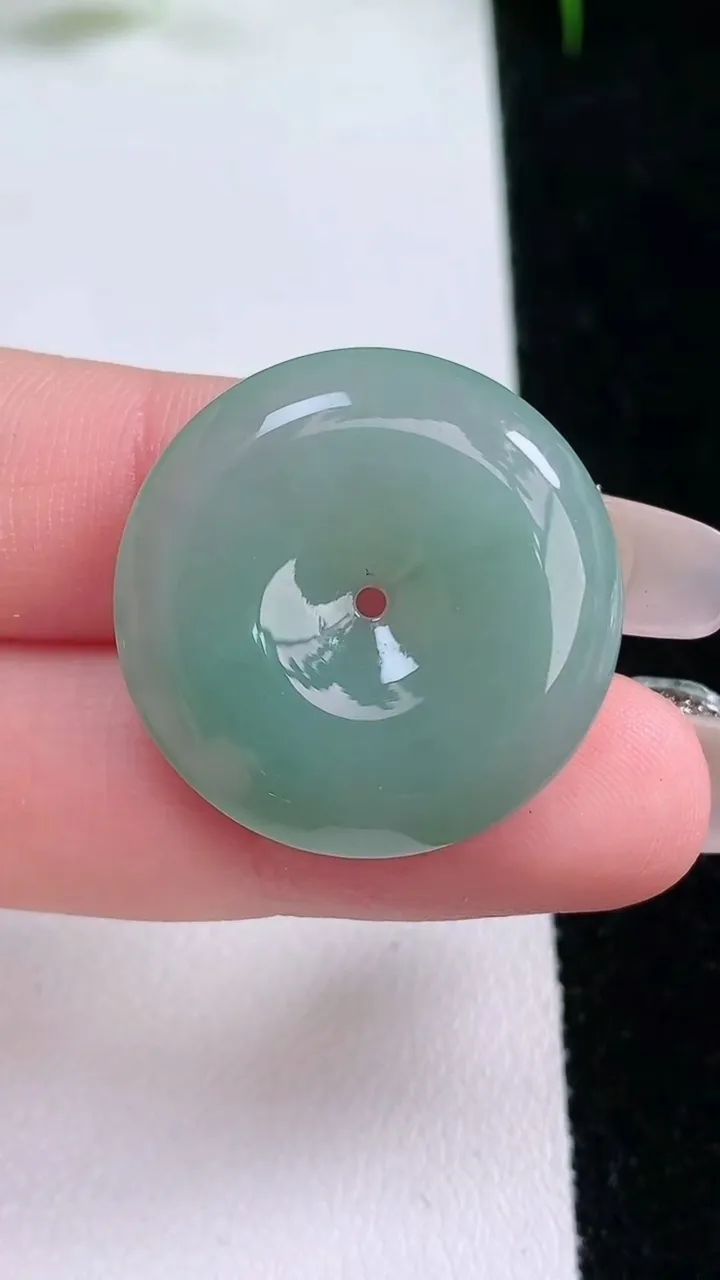 天然A货翡翠平安扣吊坠，尺寸26-5.7，重量:8.82g
1月25日