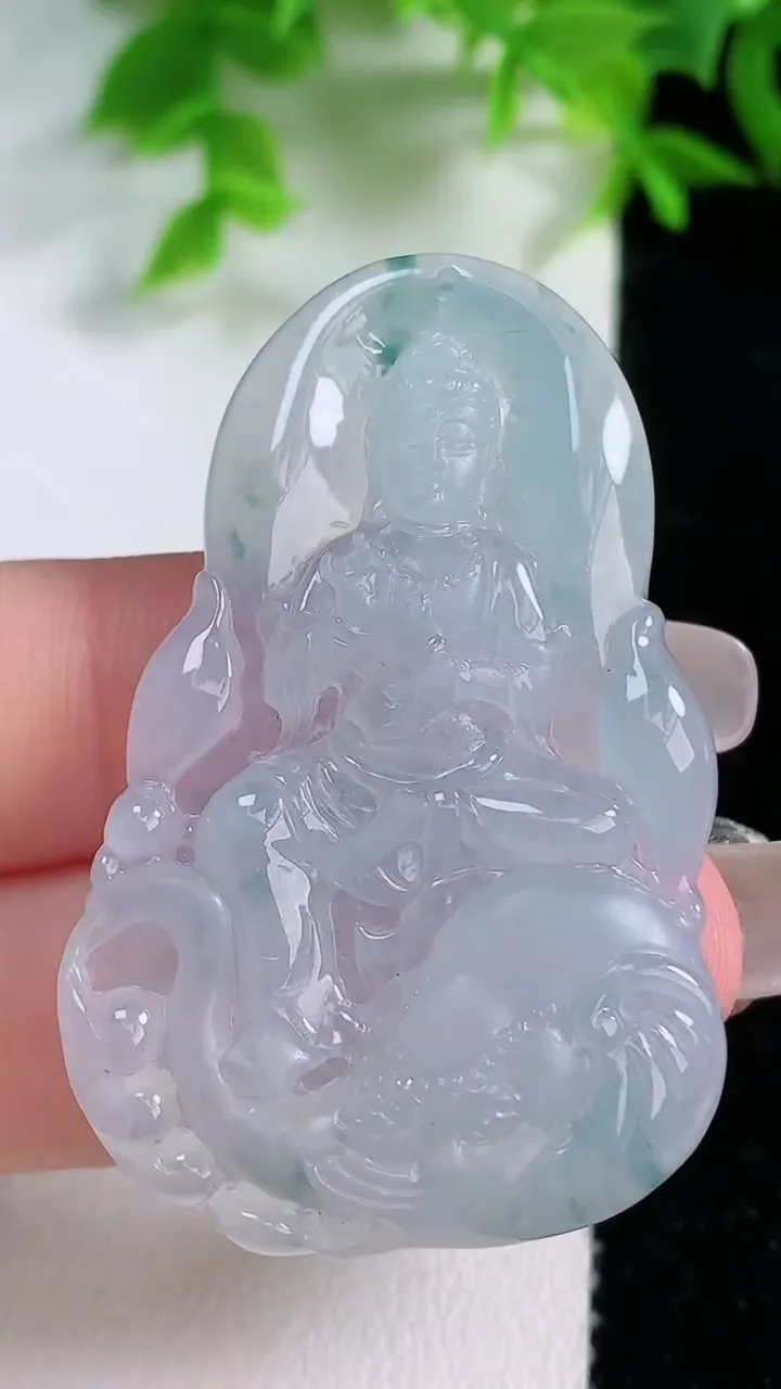 天然A货翡翠种飘花普贤菩萨吊坠，尺寸47.6-30.4-6，重量:16.00g
1月25日