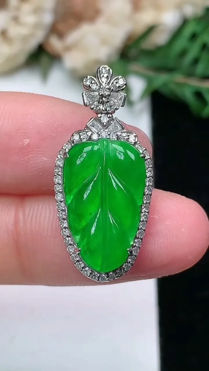 天然A货翡翠金枝玉叶 叶子吊坠，尺寸26.6-12.3-7.3，裸石16-10，重量:3.27g
1月25日