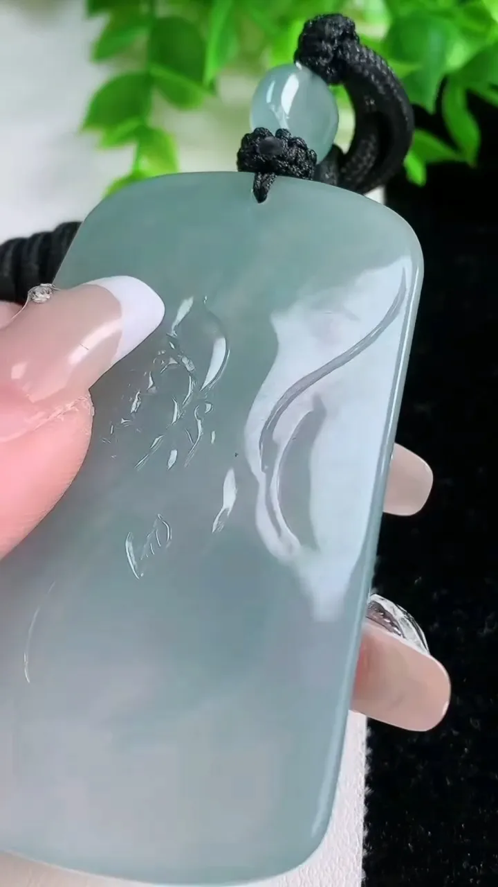 天然A货翡翠虚空藏菩萨吊坠，尺寸66-42-5.4，重量:43.87g
1月25日