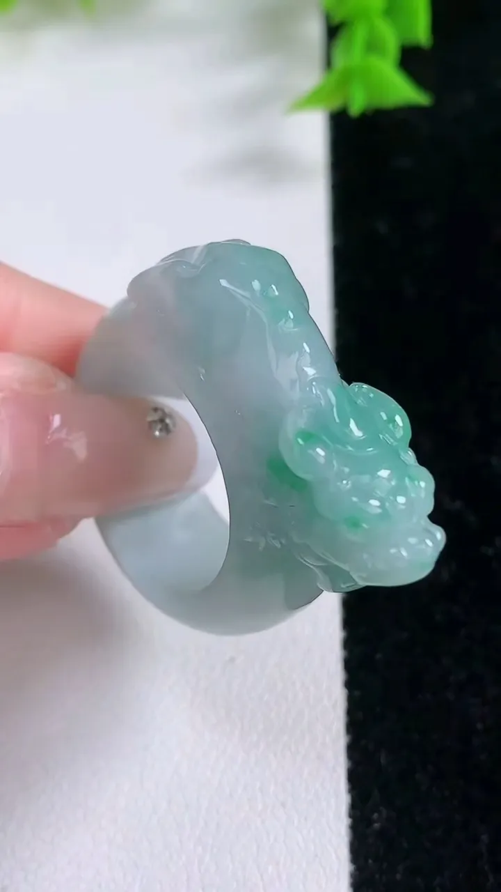 天然A货翡翠貔貅指环扳指，尺寸20.5-11.2-8.4，重:17.62g2026年1月25日
工厂直销收藏佳品,种好水足，色泽均匀，有种有色，上手高大气！