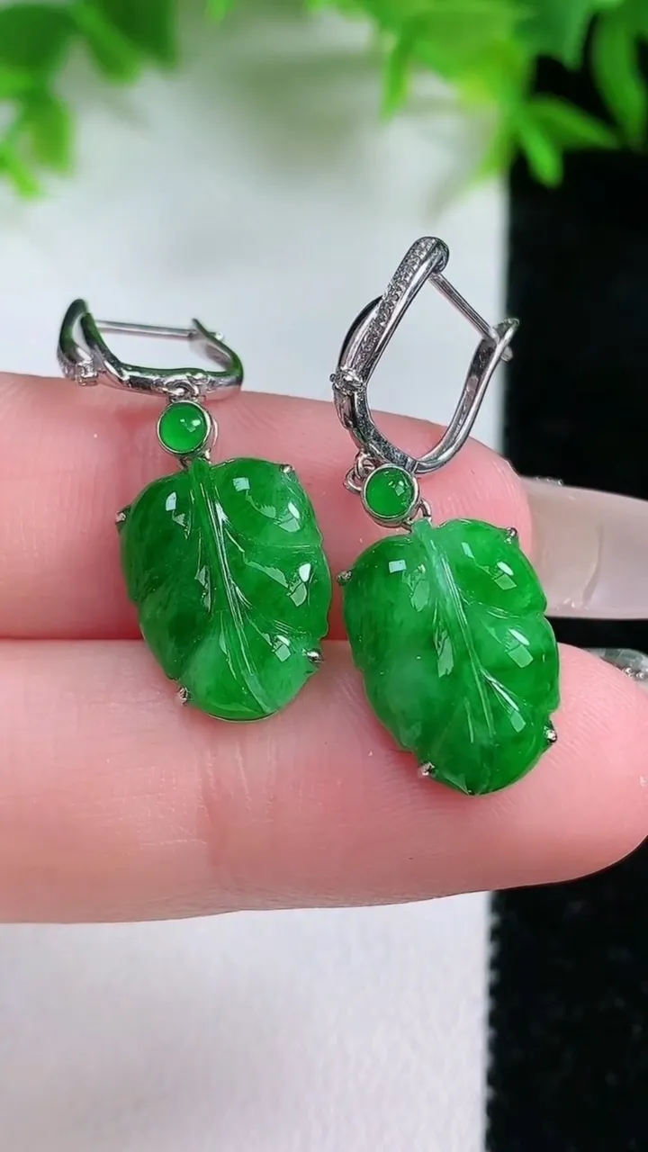 天然A货翡翠金枝玉叶 叶子吊坠，尺寸14.3-10.2-4.1，重量:4.00g
1月25日