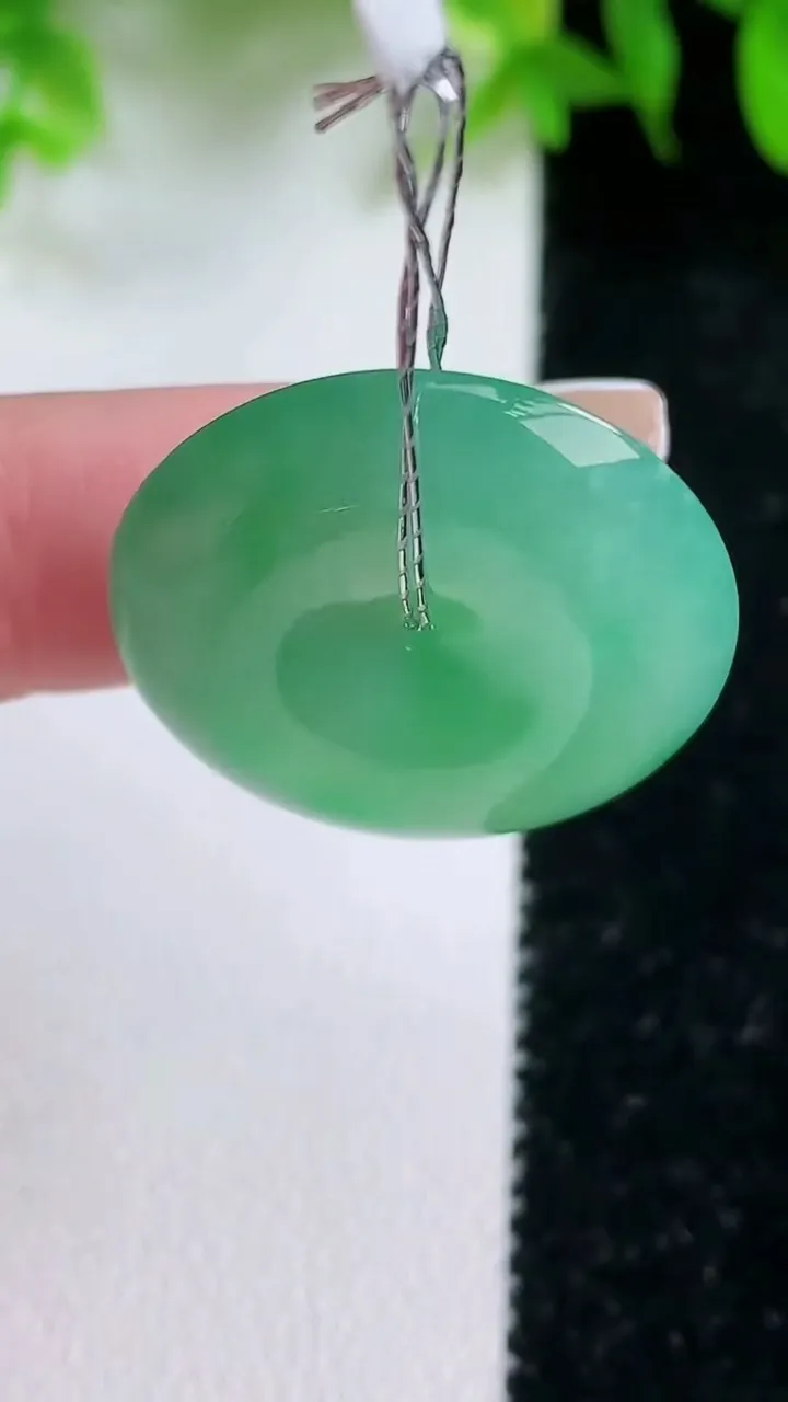 天然A货翡翠平安扣吊坠，尺寸25.2-5.7，重量:7.38g
1月25日