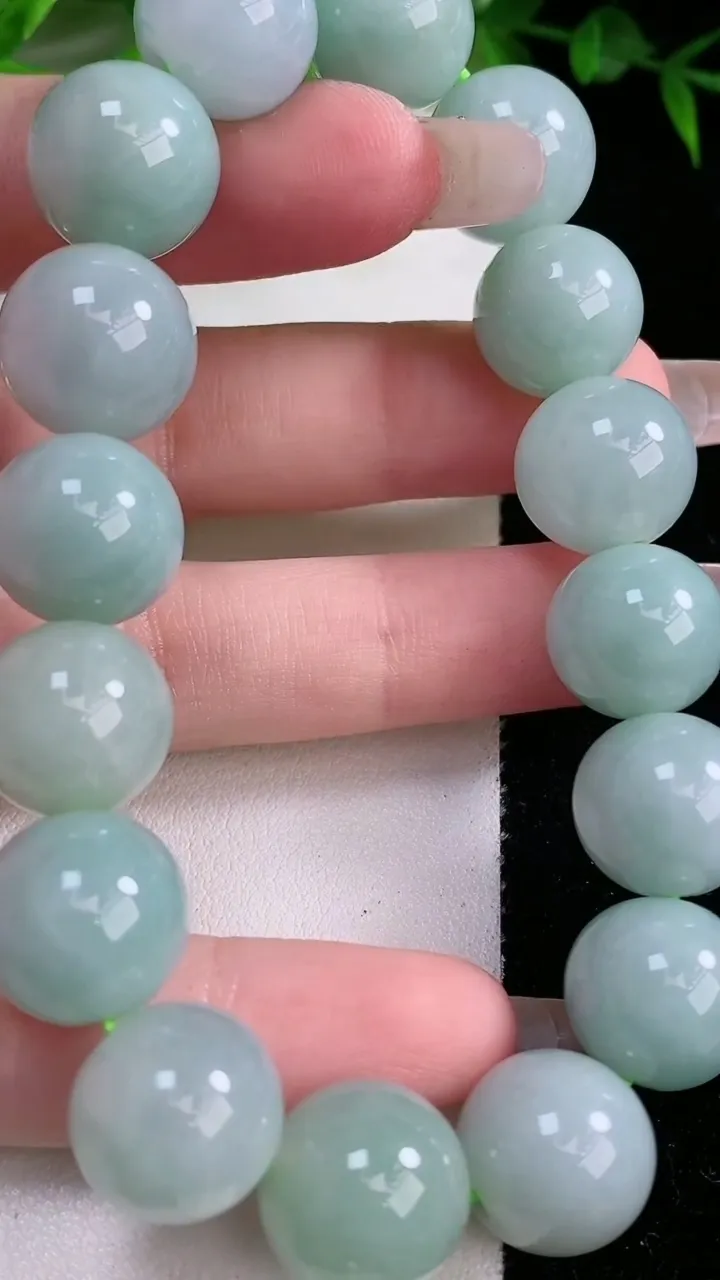 天然A货翡翠圆珠手串，尺寸13，重:63.37g1月25日
工厂直销收藏佳品,种好水足，色泽均匀，有种有色，上手高大气！