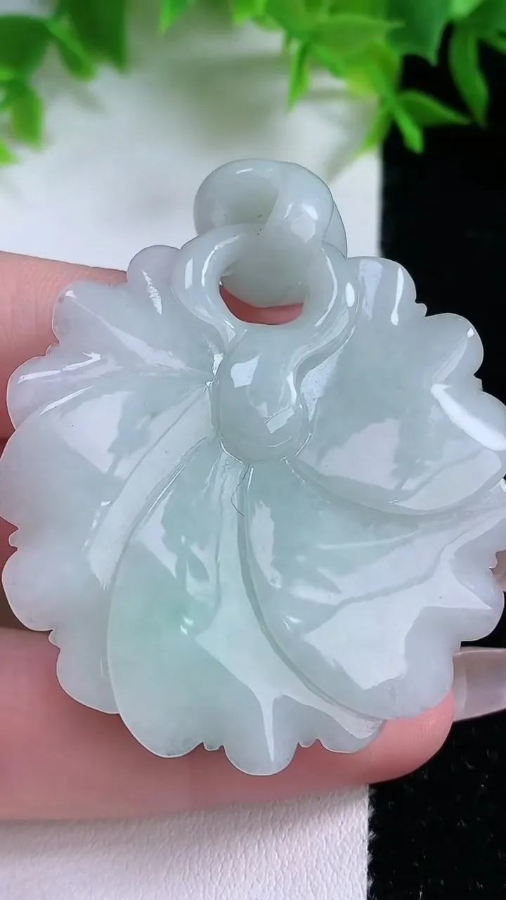 天然A货翡翠花开富贵吊坠 ，尺寸53.2-43-11.8，重量:26.78g
1月25日