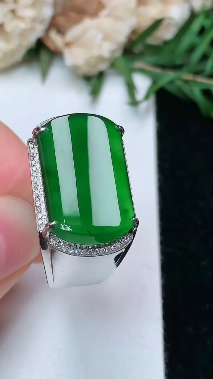 天然A货翡翠马鞍戒指，尺寸19.4-18.8-11.7，重量:5.67g2026年1月25日
工厂直销收藏佳品,种好水足，色泽均匀，有种有色，上手高大气！