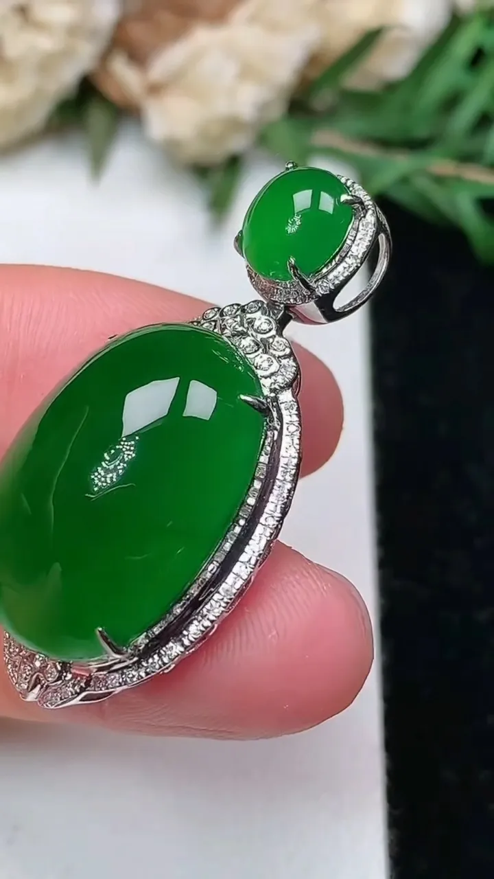 天然A货翡翠蛋面吊坠，尺寸34.9-17.5-11.6，裸石20.2-15
1月25日