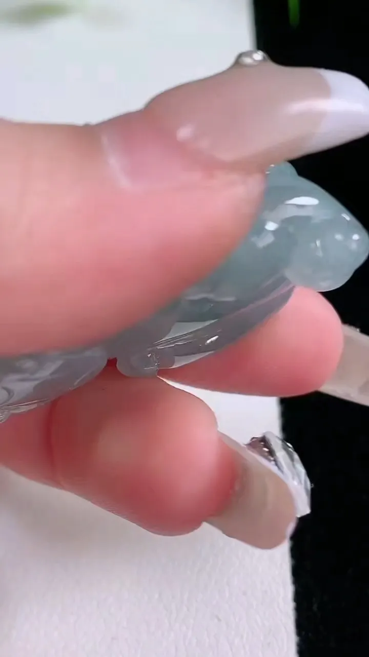 天然A货翡翠貔貅吊坠，尺寸42-21.8-11.6，重量:22.98g
1月25日