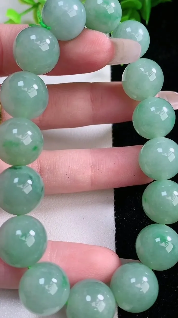 天然A货翡翠圆珠手串，尺寸13.5，重:65.00g1月25日
工厂直销收藏佳品,种好水足，色泽均匀，有种有色，上手高大气！