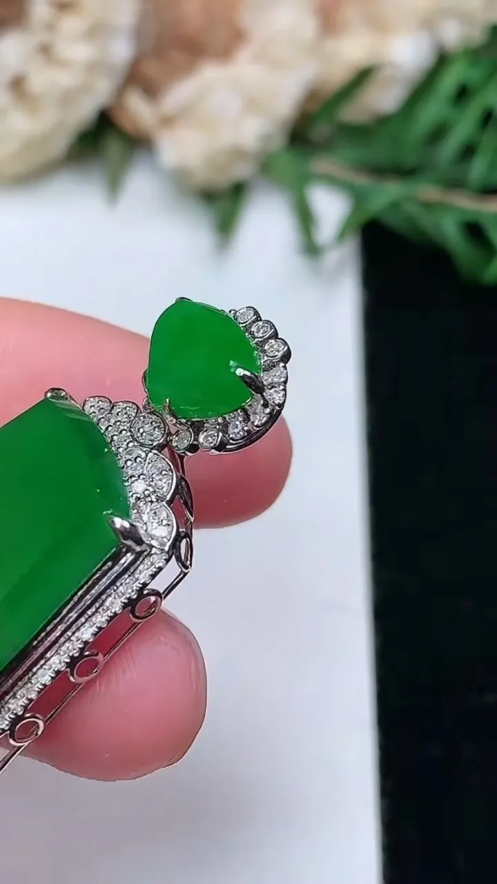 天然A货翡翠无事牌吊坠，尺寸32-20.2-7.5，裸石19-17，重量:4.56g
1月25日