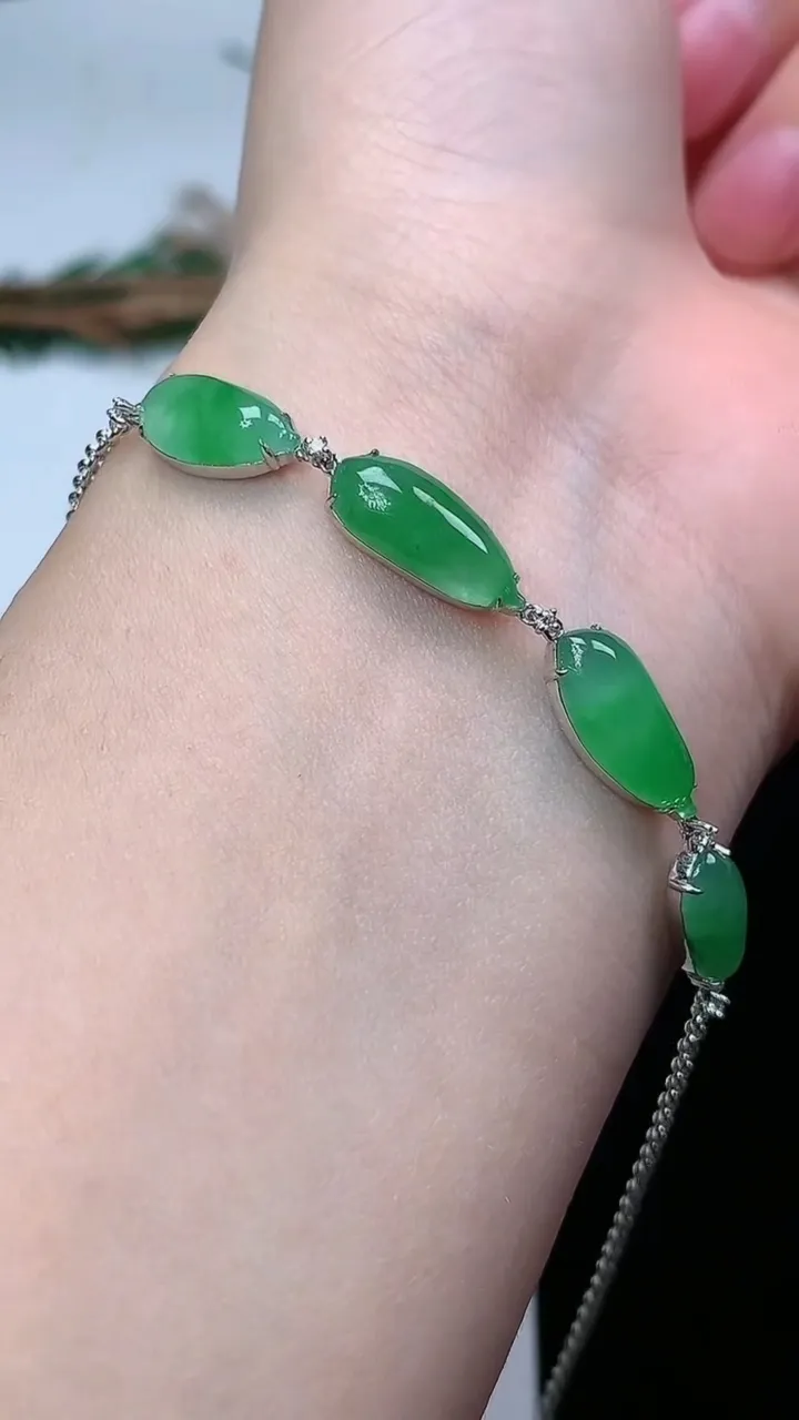 天然A货翡翠福瓜手链，尺寸14.3-6-4，重量:4.28g
1月25日