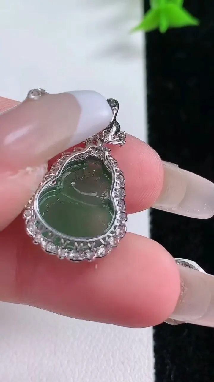 天然A货翡翠葫芦吊坠，尺寸26.3-15.2-9.5，重:3.51g
1月25日