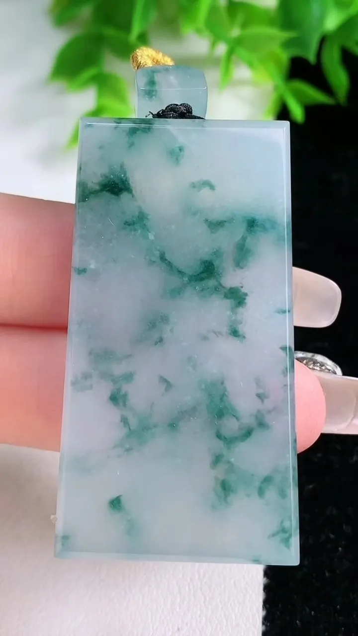 天然A货翡翠种飘花无事牌吊坠，尺寸50-26.7-5.5，重量:25.18g
1月25日