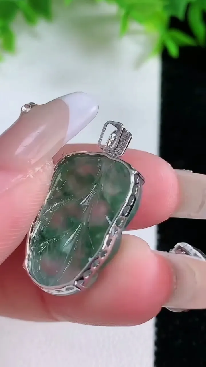 天然A货翡翠种飘花金枝玉叶 叶子吊坠，尺寸22.4-15.7-6，重量:3.62g
1月25日