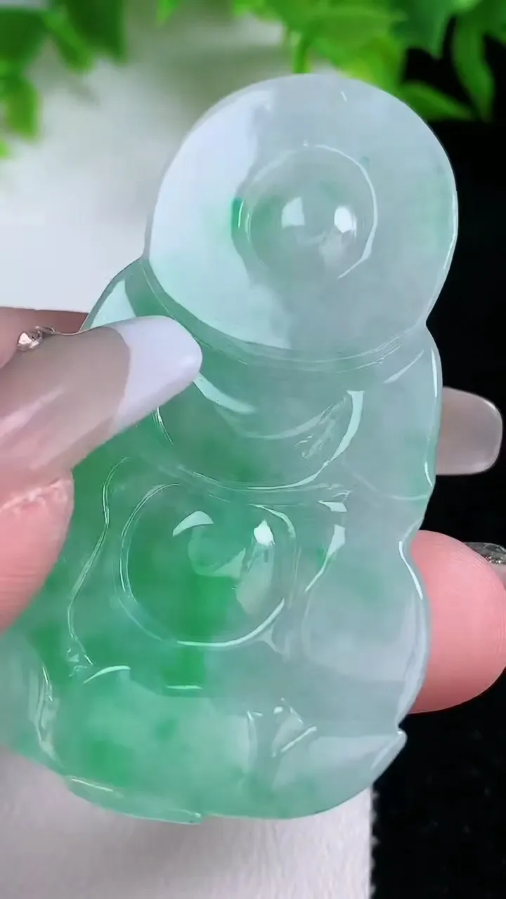 天然A货翡翠观音菩萨吊坠，尺寸58-33.2-5.8，重量:19.69g
1月25日