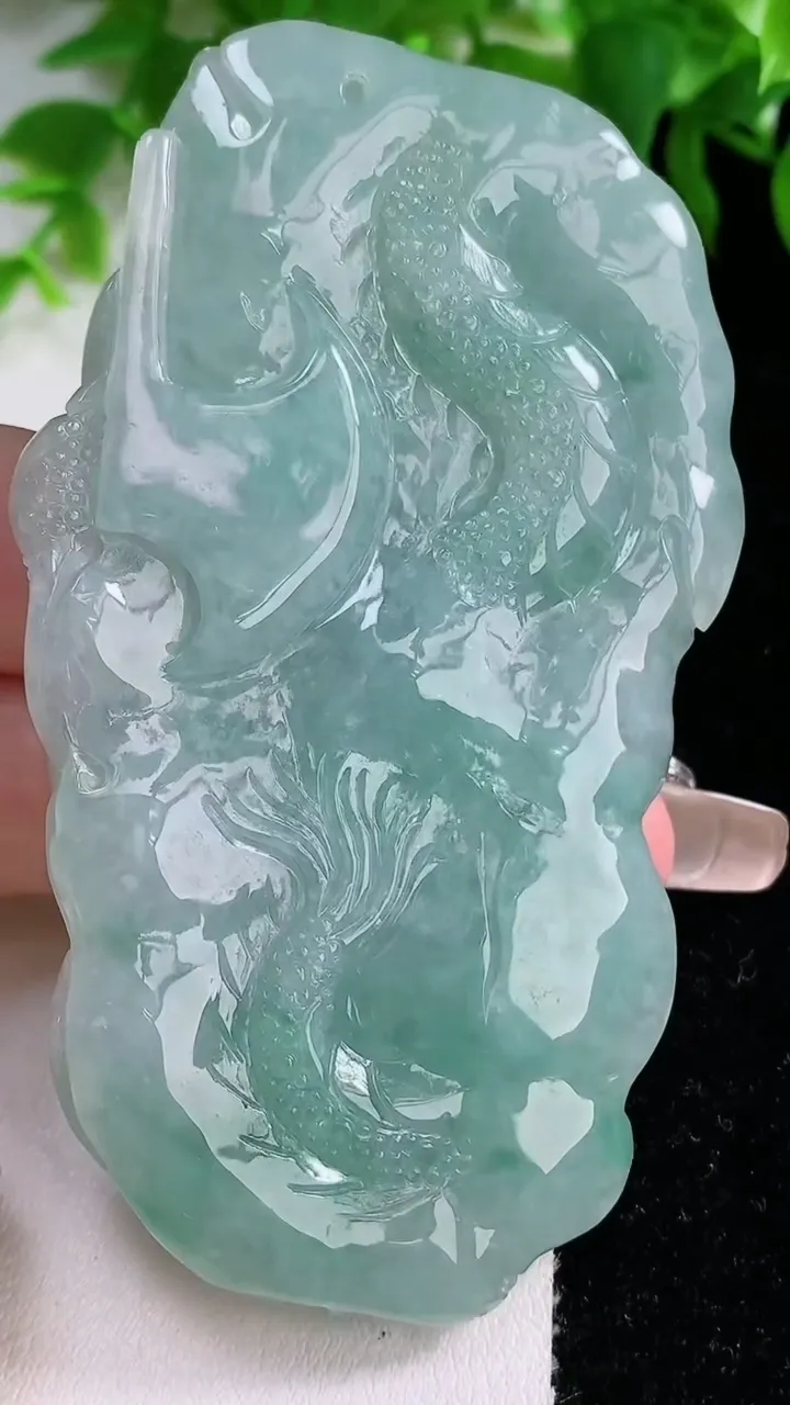 天然A货翡翠龙牌吊坠，尺寸82-43.7-14.3，重量:79.80g
1月25日