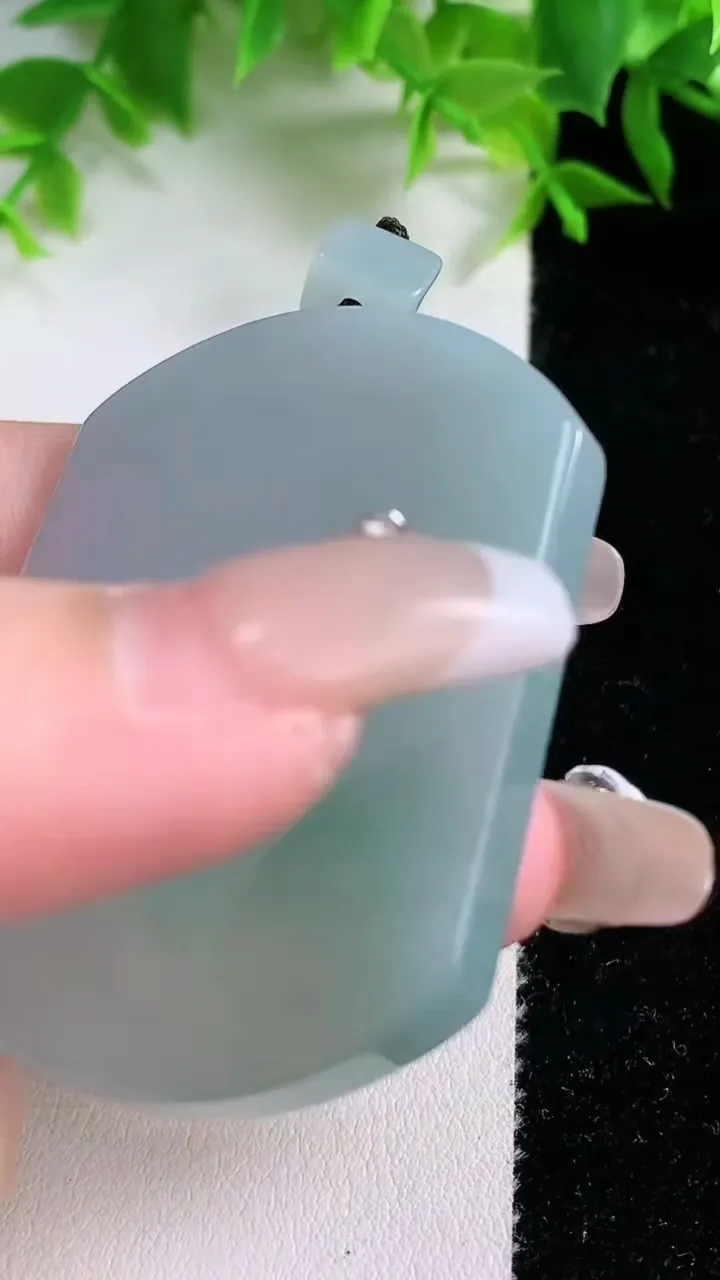 天然A货翡翠无事牌吊坠，尺寸51.8-40.5-5.4，重量:34.42g
1月25日