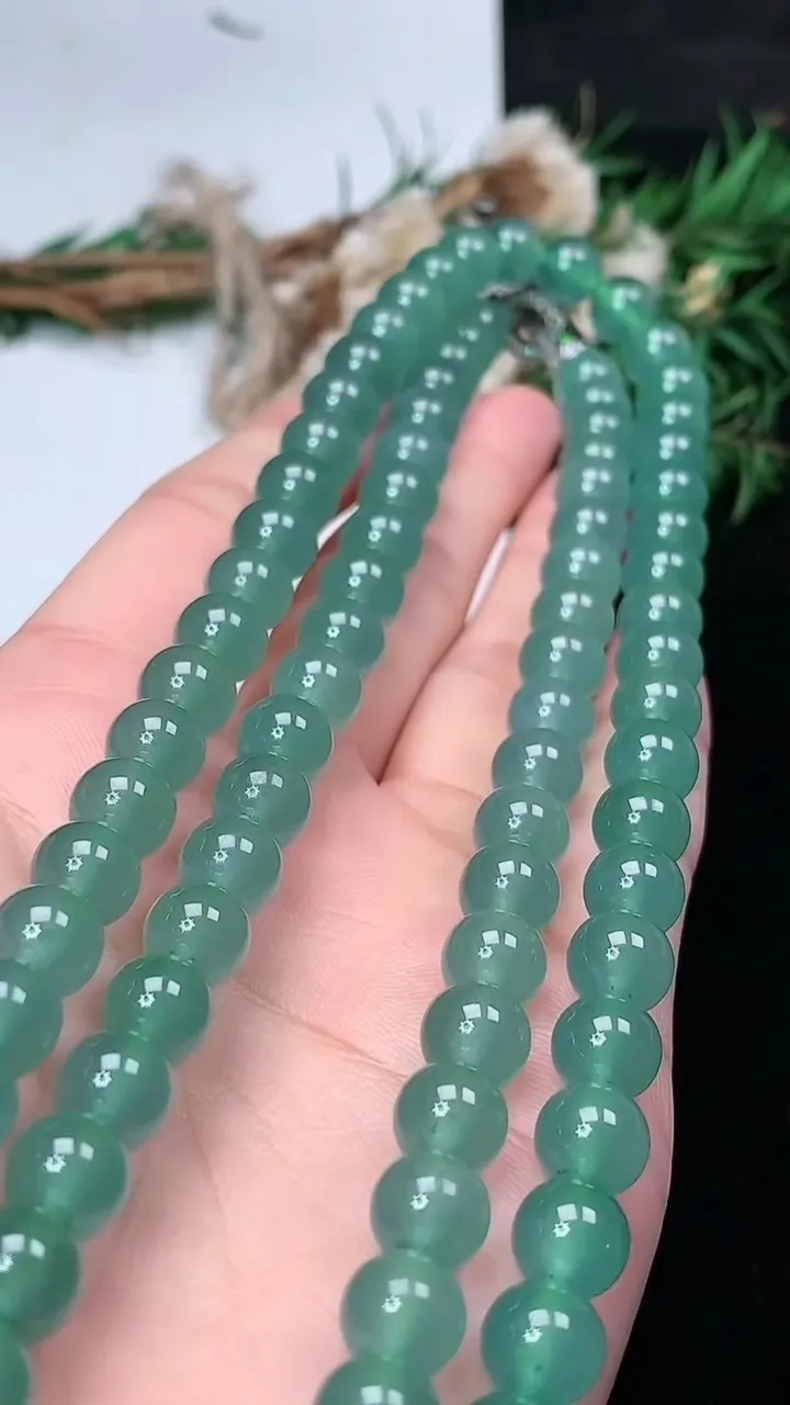 天然A货翡翠蓝水圆珠项链，尺寸8-98颗，重量:88.30g1月25日
工厂直销收藏佳品,种好水足，色泽均匀，有种有色，上手高大气！