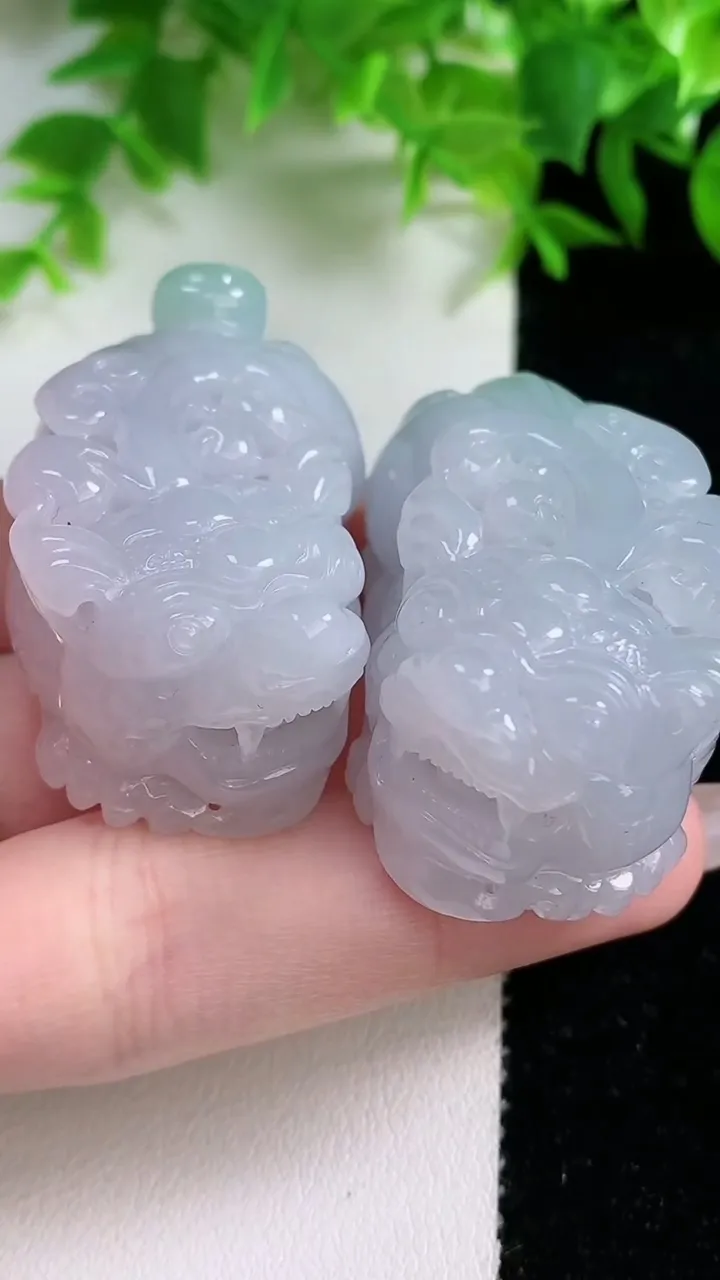 天然A货翡翠春带彩紫罗兰貔貅吊坠一对，尺寸45.8-25.5-18.6，重量:101.53g
1月25日