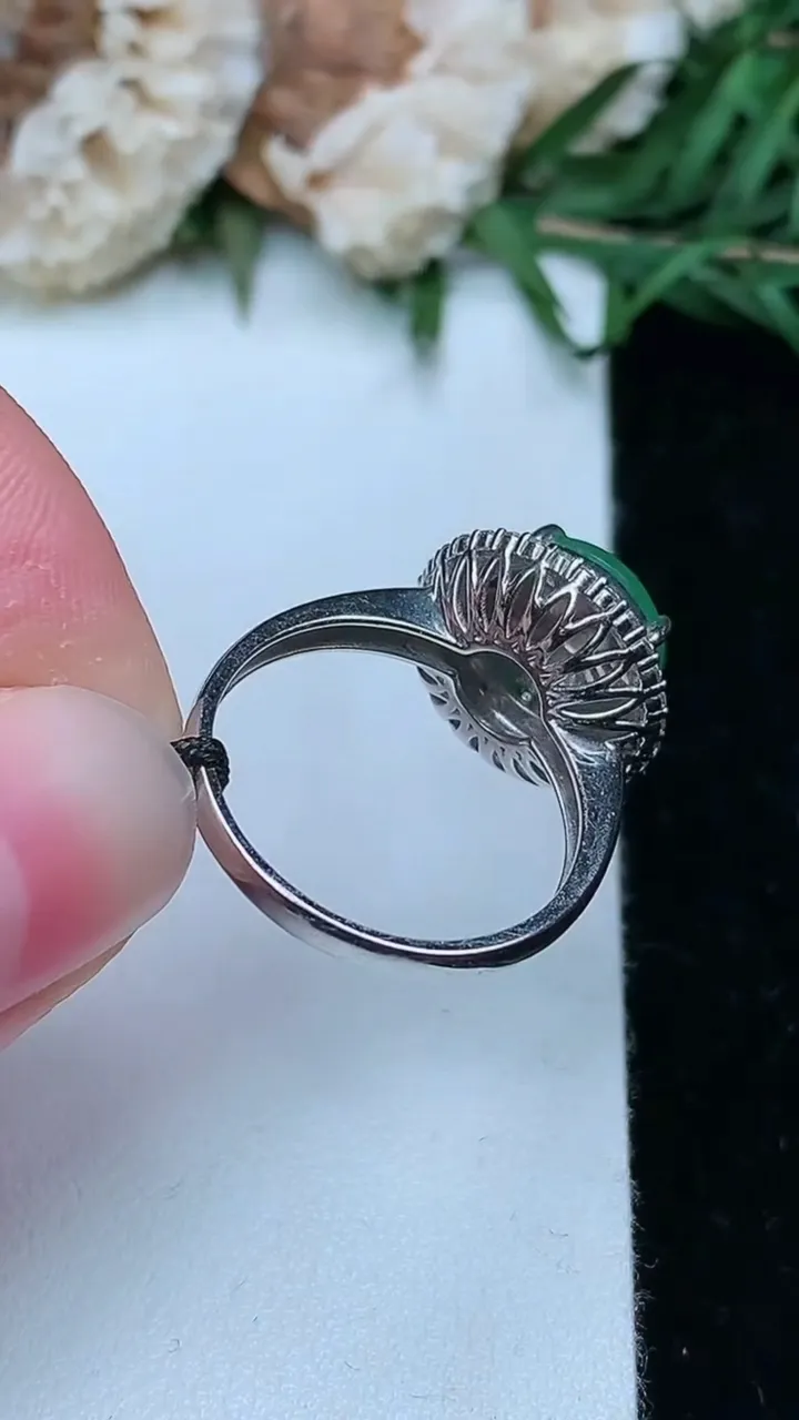 天然A货翡翠蛋面戒指，尺寸17.3-9.6，重量:4.26g2026年1月25日
工厂直销收藏佳品,种好水足，色泽均匀，有种有色，上手高大气！