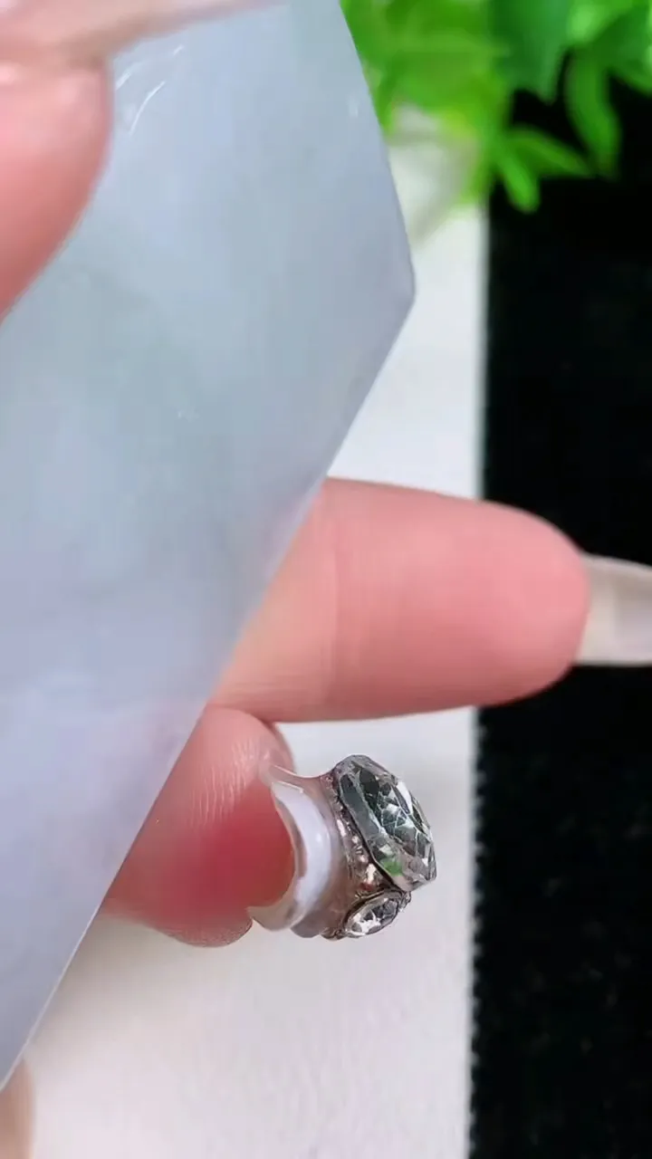 天然A货翡翠飘花不动明王吊坠，尺寸61.2-38.8-4.8，重量:29.46g
1月25日