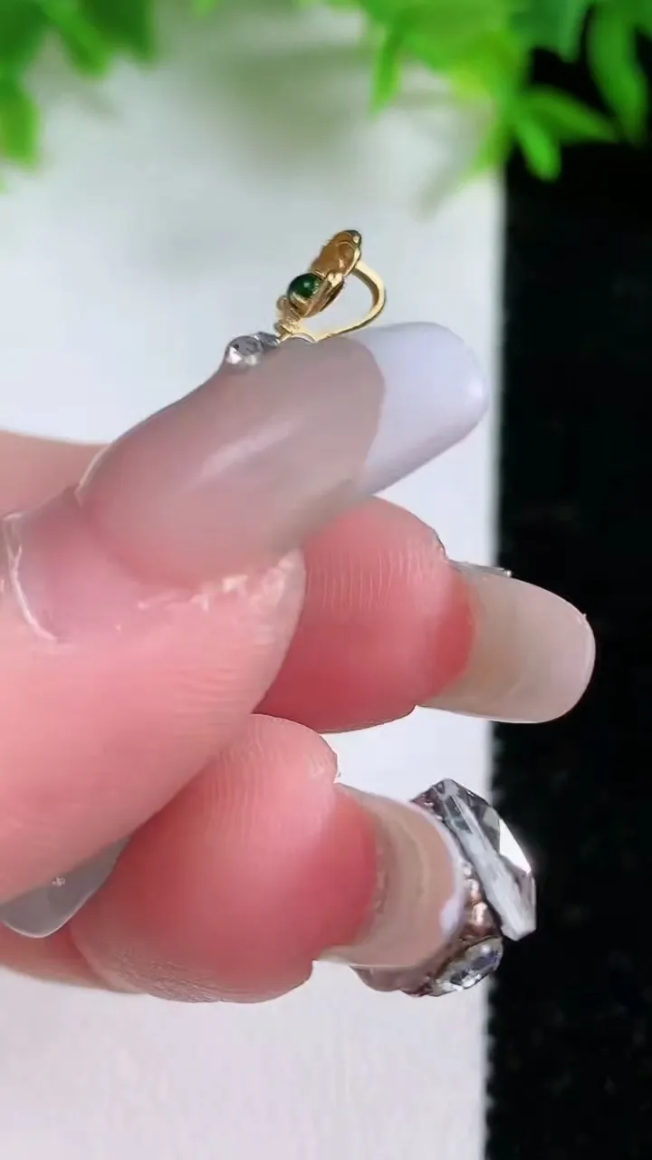 天然A货翡翠种飘花福瓜吊坠，尺寸32.8-15.3-6.2，重量:6.92g
1月25日