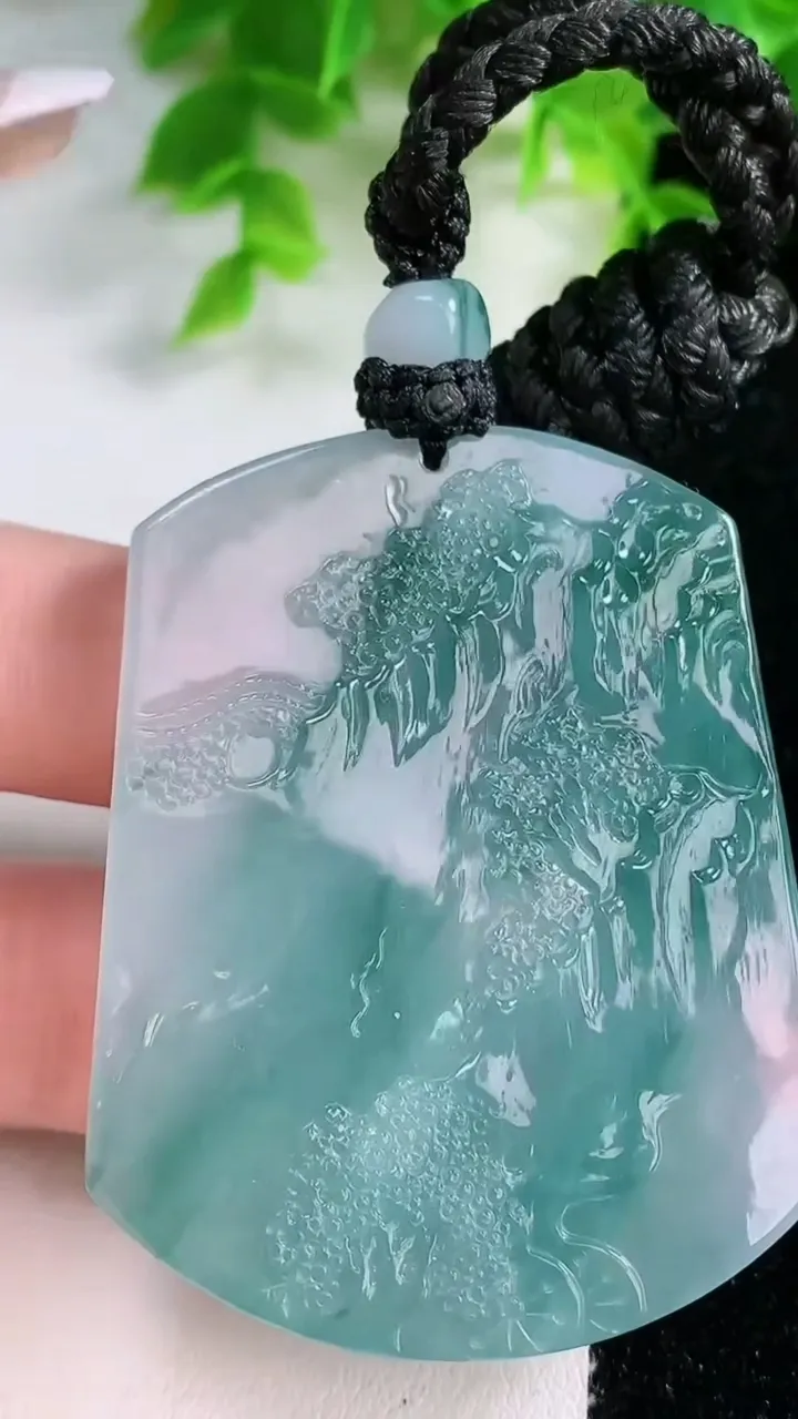 天然A货翡翠种飘花山水牌吊坠，尺寸53-41-6.5，重量:36.64g
1月25日