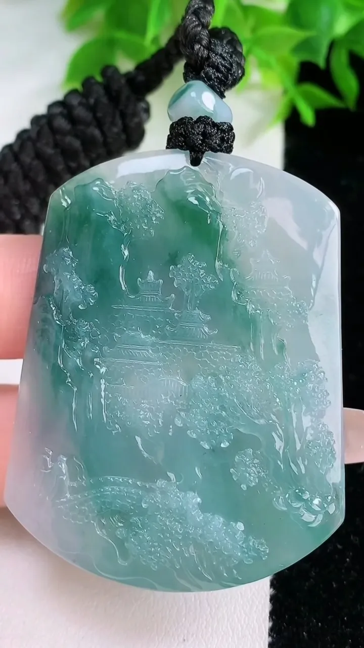 天然A货翡翠种飘花山水牌吊坠，尺寸53-41-6.5，重量:36.64g
1月25日