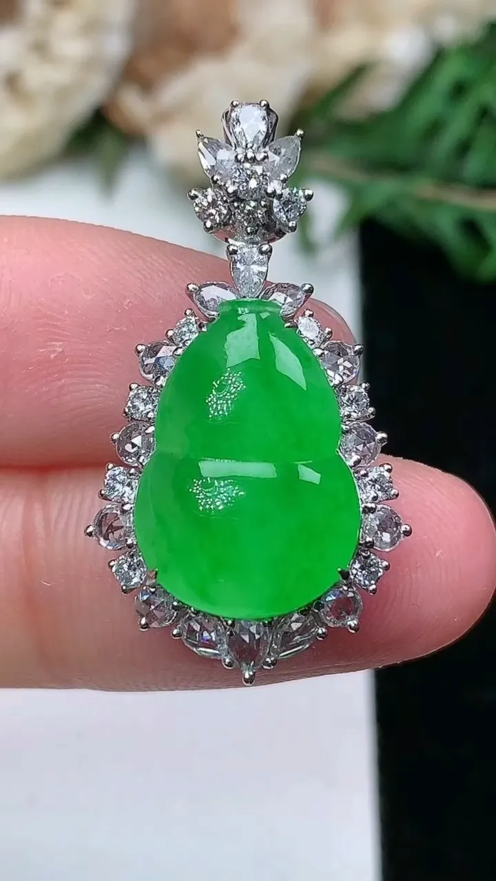 天然A货翡翠葫芦吊坠，尺寸29.5-16.2-8.6，裸石15.6-11，重量:4.52g
1月25