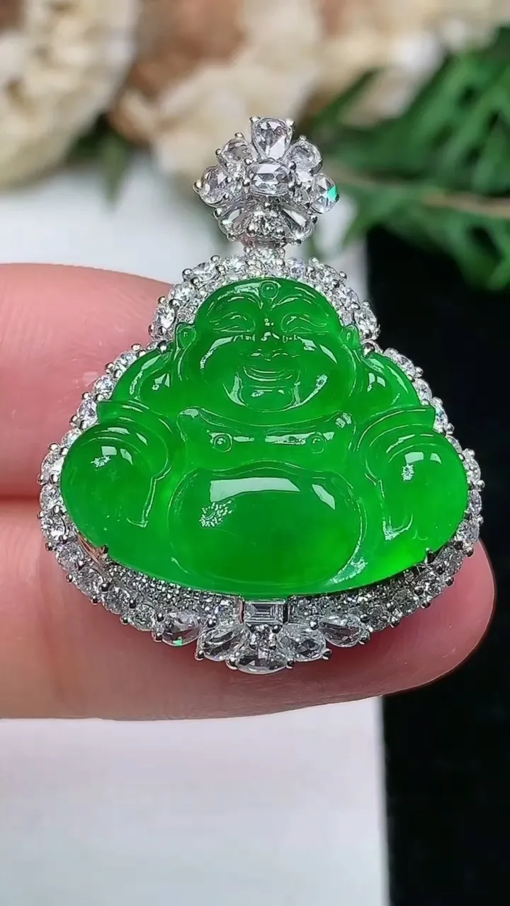 天然A货翡翠佛公吊坠，尺寸30.2-23.7-9.8，裸石16.5-20.9，重量:7.42g
1月