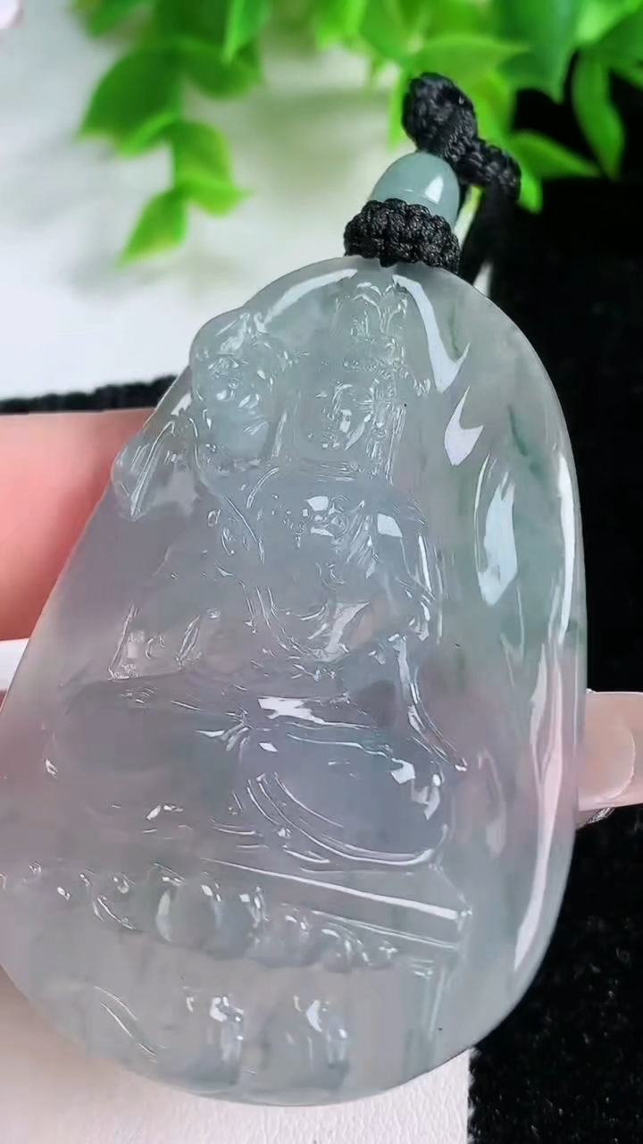 天然A货翡翠种飘花大势至菩萨吊坠，尺寸56-38.3-5.7，重量:28.90g
1月25日
