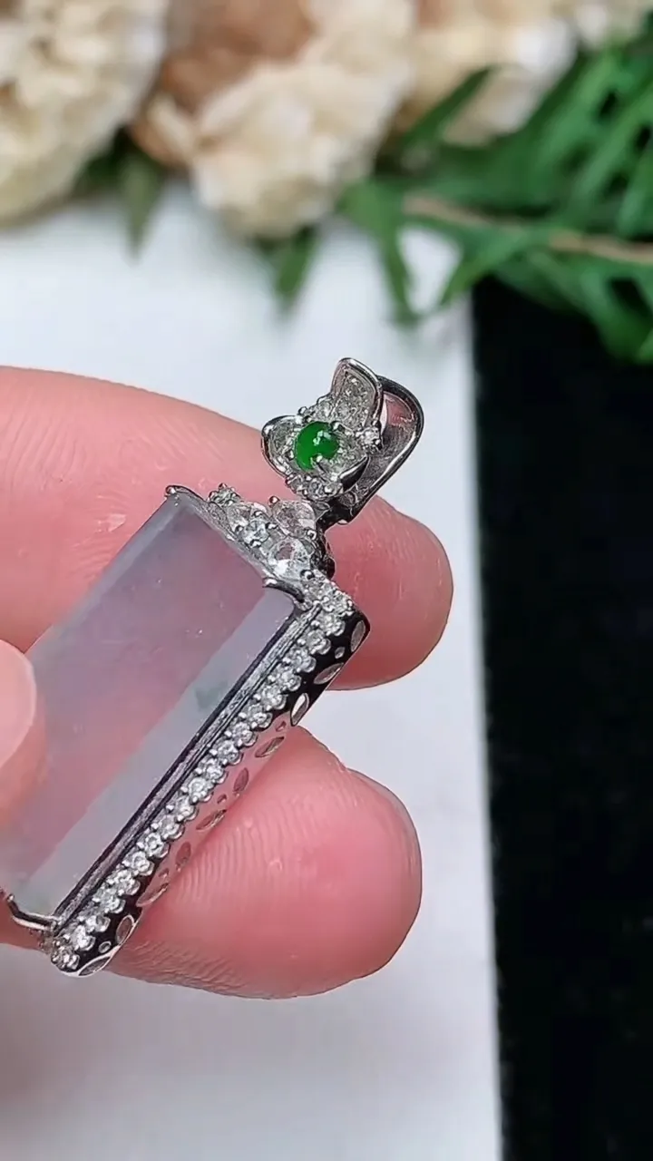 天然A货翡翠白冰无事牌吊坠，尺寸28-12.3-5.7，裸石16.9-9.7，重量:3.26g
1月25日