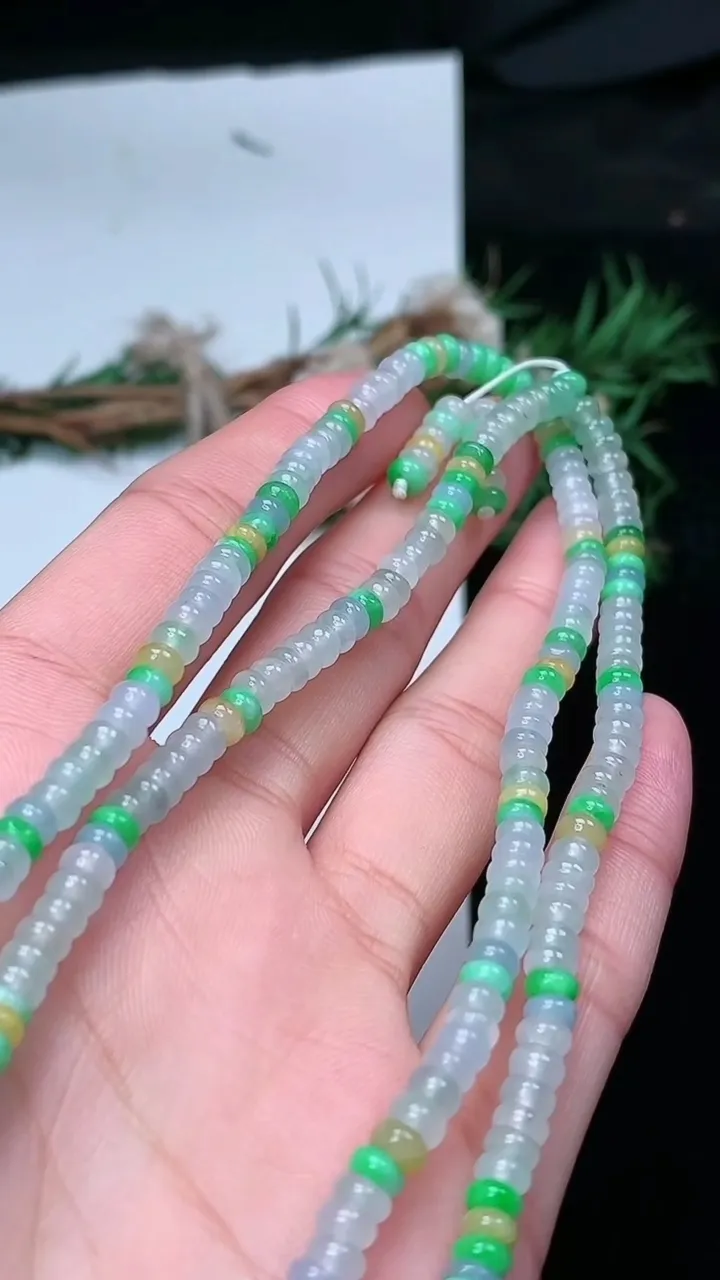 天然A货翡翠三彩算盘珠项链，尺寸4.2-2.1-290颗，重量:24.19g
1月25日